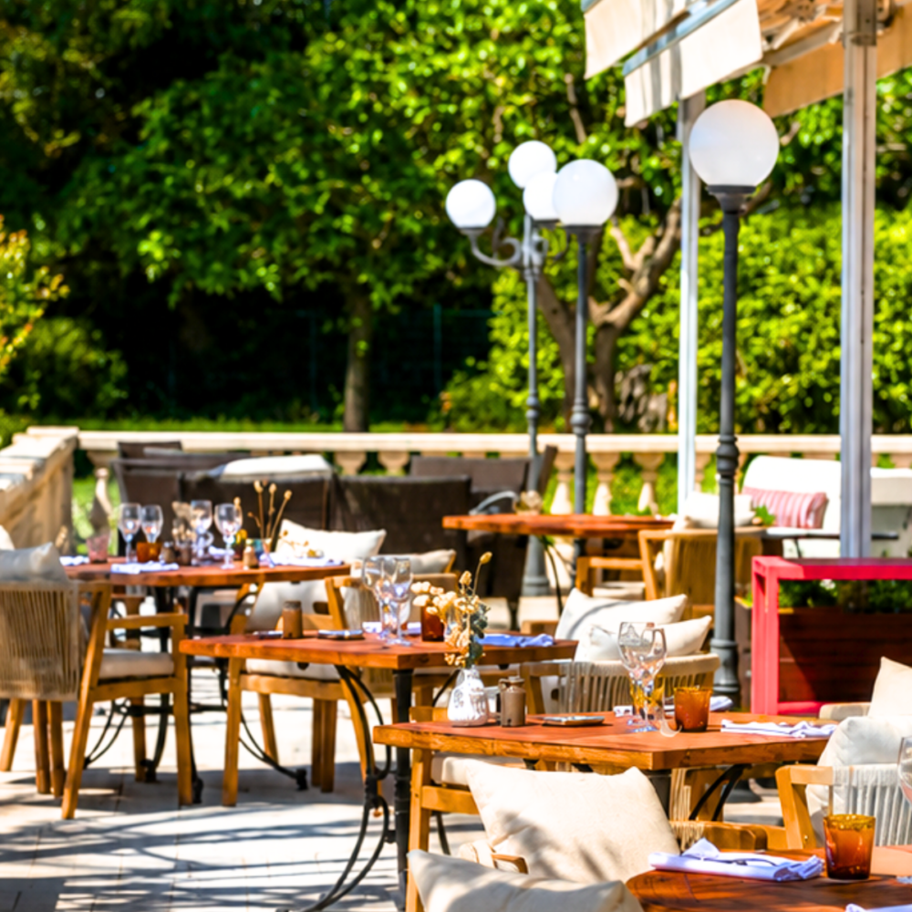 Les-terrasses-de-guilles-cuisine-bistronomique-terrasse-1 Les-terrasses-de-guilles-cuisine-bistronomique-terrasse-1