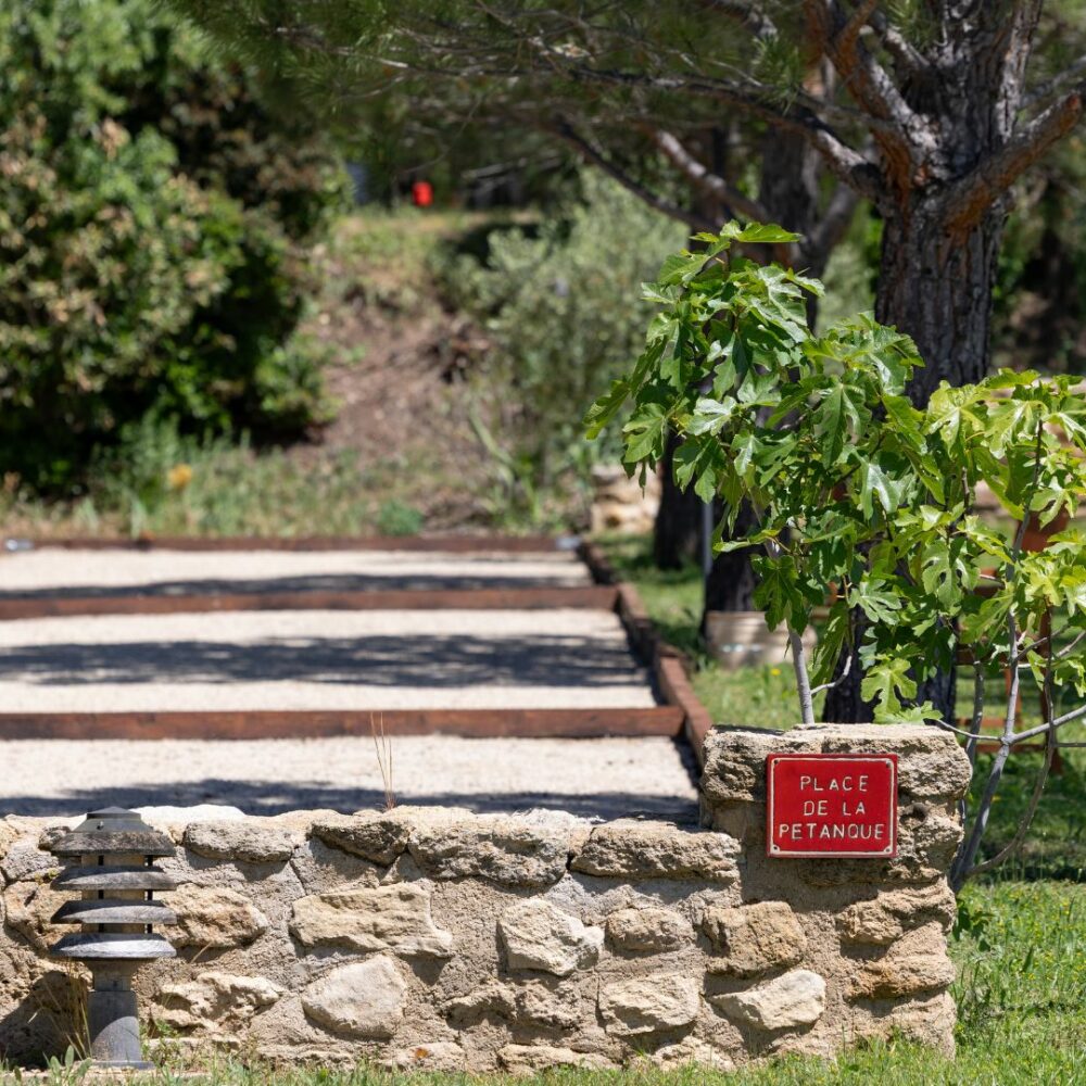 le-mas-de-guilles-place-de-la-petanque-luberon le-mas-de-guilles-place-de-la-petanque-luberon