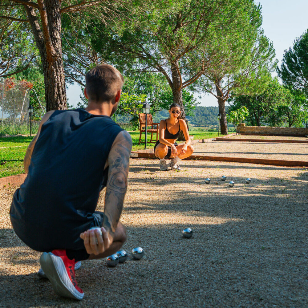 mas-de-guilles-hotel-de-charme-luberon-petanque-couple