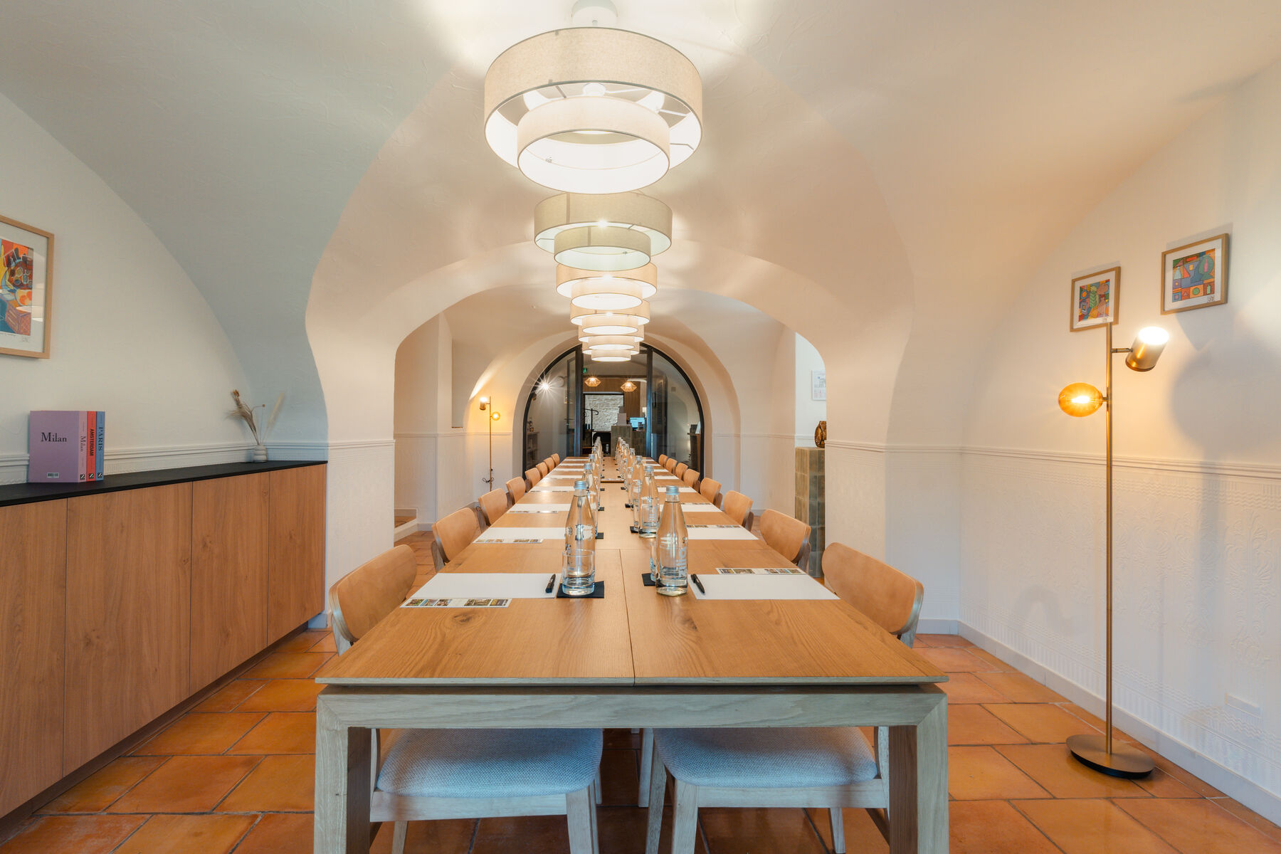 mas-de-guilles-hotel-de-charme-luberon-salle-seminaires-table-longue